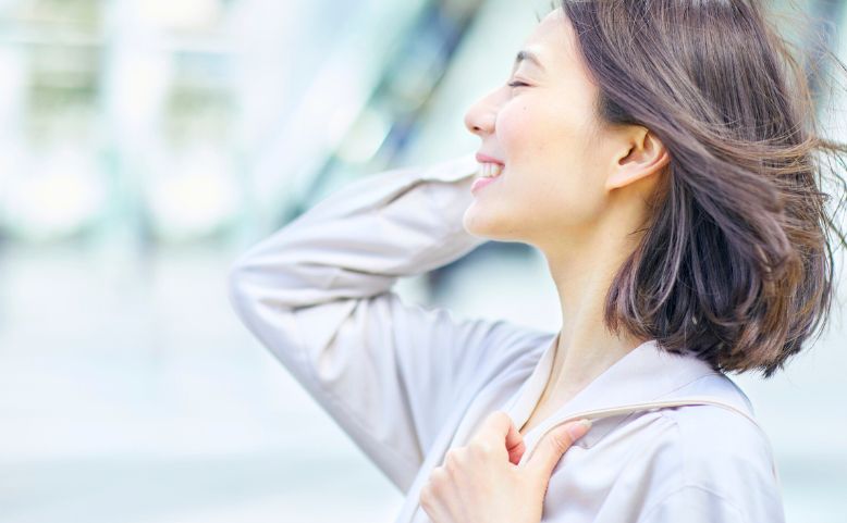 白く美しい歯で清潔感と若々しさを感じさせる女性